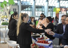 Distribuzione fragole allo stand Basilicata.