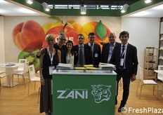 Foto di gruppo per Gran Frutta Zani. Agli estremi, Elisa e Sandro Zani.