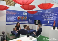 Edwige Remy presso lo stand IPS, costitutori varietali nel campo delle drupacee.