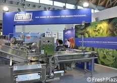 Turatti con una macchina dedicata al mango.