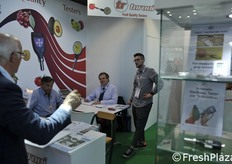 Enrico Turoni seduto alla scrivania.