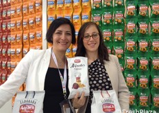 Corradi Elisa e Laura Bettari promuovono al Cibus Amica Chips le sfiziose patatine in busta di patata con carota, pastinaca e barbabietola rossa.