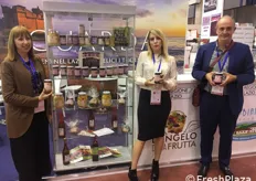 Luciana Perfetti, Angelo Antonelli e Irene Antonelli titolari dell'azienda L'Angelo della frutta, specializzati nella trasformazione di varietà autoctone di pesche, amarene e prugne.