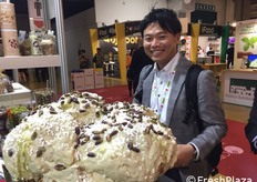 Lo stupore di un visitatore di fronte al mega panettone al pistacchio presso lo stand dell'azienda Aricchigia produttrice di trasformati di nicchia di pistacchio Dop di Bronte.
