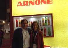 Nicola Arnone, responsabile commerciale del gruppo Arnone e Jessica Riggi responsabile marketing dell'azienda. Tra le novità di prodotto la nuova linea di bibite gassate ZEROcalorie... aranciata, cedrata, limonata, chinotto e spuma rosa senza zuccheri aggiunti.