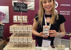 Marianna Berto, responsabile commerciale dell'azienda Aromy. Brodo mio Aromy Bio, l'originalissimo brodo-tisana vegetale in filtro in esposizione tra le novità premiate al Cibus Innovation contiene carota, sedano, cipolla, porro, pomodoro, sedano rapa.