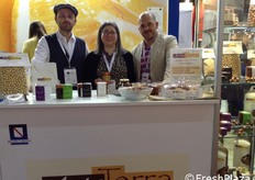 Rocco Pecoraro, Adele Crescenza, Carmine Pecora, conducono l'azienda Arte Terra dove producono e trasformano nocciola tonda di Giffoni Igp .