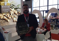 Claudio Luca, fondatore dell'azienda siciliana Bacco, produce e trasforma pistacchi e frutta secca e realizza confetture, liquori e altre prelibatezze per la pasticceria.