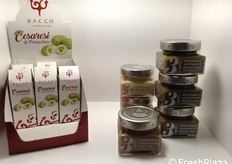 "Il prodotto di punta della linea Bacco Srl è la crema spalmabile naturale "3 ingredienti" vegan e gluten free con soli tre ingredienti: 50% pistacchio, olio evo Nocellara dell'Etna e zucchero."