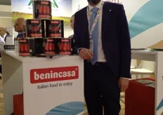 Antonio Benincasa, titolare dell'omonima azienda commercializza dal 1966 passata di pomodoro per l’industria oltre che una linea di sughi pronti, pomodori secchi e frutta sciroppata.