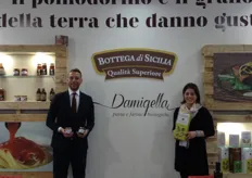 Leandro Di Martino, Ceo del marchio leader nella produzione di trasformati pomodorino biologico con Angela Damigella produttrice di farina di grani antichi siciliani.