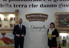 Leandro Di Martino, Ceo del marchio leader nella produzione di trasformati pomodorino biologico con Angela Damigella produttrice di farina di grani antichi siciliani.