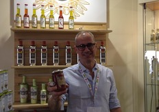 Giovanni Calvi alla guida dell'azienda specializzata nella produzione di trasformati di ortofrutta con olio extra di oliva di cui sono produttori.