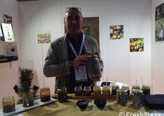 Alessandro D'Ancona conduce l'azienda Oro di Pantelleria con i fratelli Fabrizio e Massimo. Il marchio commercializza un'ampia gamma di trasformati che spaziano dai capperi di Pantelleria ai pomodori, dalle marmellate di agrumi alla confettura d’uva Zibibbo.