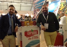 "Nino Carbone e Michele Carbone titolari dell'azienda famigliare Carbone Srl. Tra le news di prodotto la linea "Il buono che si vede", confezionata nel classico "Buccaccio" di una volta che usava conservare in vetro gli ortaggi di stagione per renderli disponibili tutto l'anno."