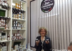 Mariarosa Vespa responsabile del marchio Cascina San Cassiano. L'ampia linea dei trasformati spazia dal dolce al salato tra verdure sottolio, antipasti vegetali a prodotti golosi come frutta sciroppata, confetture e creme dolci.