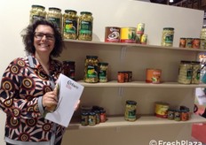 Cinzia Centrone alla guida dell'omonima azienda produttrice di trasformati di carciofo di varietà violetto di Sicilia.