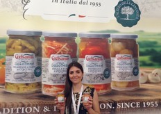 "Amanda Bottesin, back office commerciale estero del gruppo Coelsanus presenta al Cibus la nuova linea "Fatti Solo Bene" con ortaggi a base di melanzane, peperoni e cipolle borettane."