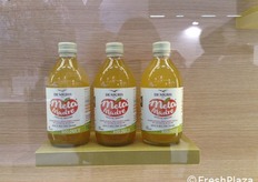 MelaMadre a marchio De Nigris unisce le virtù dell'aceto-madre con quelle del puro succo di mele da coltivazione biologica: non filtrato, non pastorizzato, senza glutine, ha tutte le caratteristiche per essere un vero e proprio alleato del nostro benessere quotidiano.