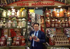 Domenico Scalise, amministratore unico di Delizie Di Calabria produce dal 1985 salse piccanti con peperoncino, condimenti per pasta, verdure sottolio, spezie per pasta e marmellate. Peperoncino in Hot Souce, il prodotto di punta di Delizie Di Calabria.