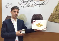 Giuseppe Asaro titolare del marchio produce marmellate di agrumi, creme spalmabili al pistacchio e prodotti tipici siciliani con pasta di mandorla.