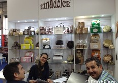 "Abbiamo rivoluzionato il tradizionale cannolo siciliano che proponiamo con frutta secca al 40%, gluten free non fritto, ma cotto al forno e farcito con crema di pistacchio, nocciola o ricotta"."