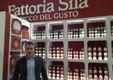 Claudio Vivacqua titolare dell'azienda calabrese Fattoria Sila che produce e trasforma il peperoncino tipico in squisite confetture di peperoncino in formato da 200 gr.