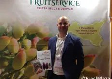 Mario Marullo titolare del marchio Fruit Service è un produttore siciliano di frutta secca che trasforma in creme di pistacchio tipico del territorio di Bronte.