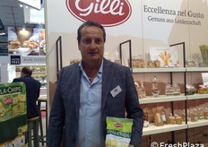 Roberto Mellin responsabile commerciale del marchio Gilli produce tra i prodotti di punta referenze a base di mela essiccata 100% Sottilissimi e croccanti gli anelli di mela a marchio Gilli vengono essiccati delicatamente. Non fritti! Ideali come snack durante la giornata, in palestra, a casa o al lavoro.