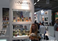 Virginia Giglio coadiuva l'azienda nella promozione del marchio. La Nicchia di Pantelleria è l'unica realtà pantesca ad essere azienda agricola, capperificio e laboratorio artigianale dove vengono trasformate erbe aromatiche e agrumi in marmellate.