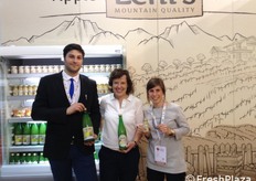 Alex Tiziani, Sabine Vieider, Madaleine Bossert, presentano il nuovo succo Mela & Rabarbaro, proposto in bottiglia da 1 litro e nella comoda bottiglietta da 250 ml, entrambe in vetro.