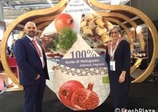 Gasparini Matteo direttore di Mengazzoli Srl con la titolare Elda Mengazzoli. L'ultimo nato nella linea di aceti biologici è quello di melograno, un frutto conosciuto per le sue proprietà nutrizionali e per il suo gusto caratteristico. Un prodotto innovativo che fa da apripista, con un gusto ricercato, a una soluzione che unisce l'aspetto gourmet alle qualità funzionali.