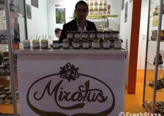 Nicola Castiglione titolare dell'Azienda Agricola Baglio Crete specializzata nella produzione, trasformazione e commercializzazione di salse, confetture di frutta, condimenti per pasta e paté di vario genere.