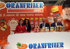 Katia La Spina, responsabile commerciale - Sara Grasso, export manager - Salvo Laudani, marketing manager e Nello Alba amministratore unico di Oranfrizer. Al Cibus, il marchio siciliano lancia la linea di spremute monoporzione di: Arancia Rossa Igp, Arancia Rossa Igp e melagrana, Melagrana, Mandarini e Limone Femminello.
