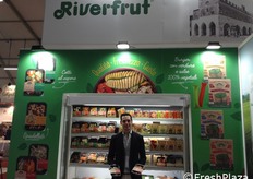 "Alberto Bertuzzi responsabile marketing export di Riverfrut. La V gamma della linea "Cottintavola" si presenta in una veste pratica con skin pack innovativo che permette di inserire tutta la confezione in microonde, film compreso!"
