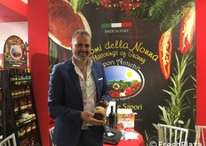 Ferdinando Muraca titolare di Sapori Antichi – Gruppo Muraca. Il gruppo gestisce la lavorazione, trasformazione, vendita e commercializzazione di un’ampia linea di prodotti: salse bruschette, sottoli, grigliati, confetture, funghi, spezie, castagne fresche, secche, al forno, farina di castagne.