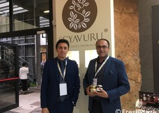 Antonino Tornabè titolare con Rosario Tortorici di Scyavuru. L’azienda produce una varietà di confetture con frutta fresca che spaziano dalla classica marmellata d'arancia alla fragolina di Ribera.