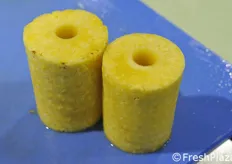 Ananas prima del taglio a metà.