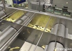 Lavaggio delle mele tagliate.