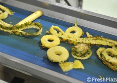 Quello che rimane dell'ananas dopo la sbucciatura e detorsolatura.