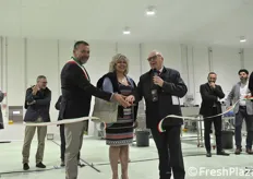 Il taglio del nastro con il sindaco Claudio Pezzoli, l'assessore regionale Simona Caselli e Lauro Guidi.