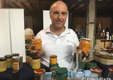 Antonio Della Valle responsabile commerciale dell'Azienda Agricola Maria Zuccheddu produttrice produce succhi biologici e marmellate di limone, mandarino e clementine autoctone prodotte in Sardegna.