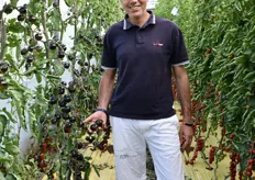 Il breeder Giuseppe Manilia con una delle sue creazioni, qui il pomodoro nero.