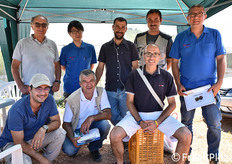 Staff italiano e giapponese della United Genetics, con ospiti, nelle serre sperimentali dell'azienda. In alto, da sinistra, in piedi: Mario Martinelli (GM United Genetics Italia), Masatoshi Ichikawa (Kagome Japan), Gaetano di Maio (Vivaista Sparanise), Luca Iacovacci (Produttore Fondi), Antimo Pedata (Rappresentante United Genetics per la Campania). Accovacciati, da sinistra: Maurizio Di Martino (Tecnico United Genetics Sicilia), Andrea Campus (Sales and P.D. Manager United Genetics Italia) e Giuseppe Manilia (Breeder United Genetics).