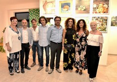 Lo spazio museale comprende un ingresso con angolo shop costituito da manufatti artigianali, realizzati in Calabria. Interessanti anche le cartoline Muclem per l'Arte, dedicate ai quadri degli artisti, in mostra permanente, i quali hanno dedicato la propria opera al clementine. Alcune opere artistiche sono nate con materiali di recupero, nell'intento di promuovere l'ecologia mista all'arte. In foto: Anna Lauria con gli artisti.