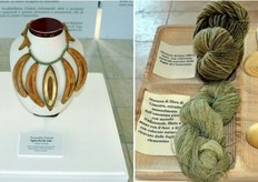 Alcuni degli oggetti in esposizione: a sinistra, una collana firmata da Pasly artdesign realizzata con legno di pino d'Aspromonte e bucce di clementine; a destra, un fuso in legno di clementine e filati tinti con le foglie dell'agrume.