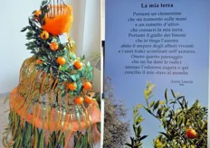 A sinistra: Dama del Clementine. A destra: una poesia della presidente Aglaia, Anna Lauria, esposta in foto e video.