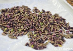 Pistacchi biologici già sgusciati.
