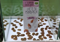 Dalla Sicilia immancabile il latte di mandorla.
