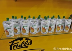 Frutta frullata e in confezioni adatte sia per gli sportivi, sia per chi intende tenerla in borsa per merenda.